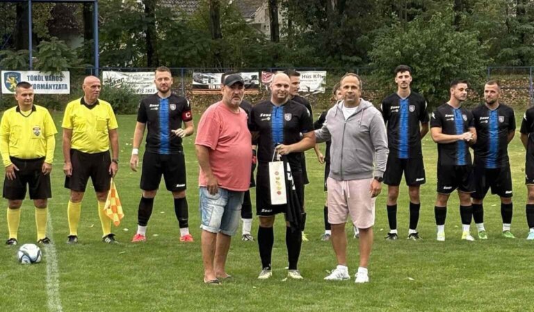 Abony elleni bajnokin Jaszenovits Balázs szakosztályvezető (balra) és az előző vezetőedző, Mészáros Attila társaságában
