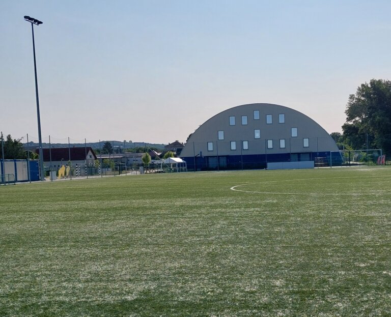 sportcsarnok mögötti műfüves nagypályán rangdón fogadja a Fót a Péterit
