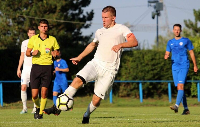 Széll Tamás (középen) büszke a 2019-ben elért Pest Megyei Kupa-ezüstéremre