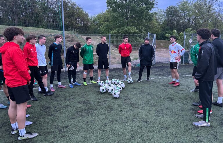 Az egykori remek ferencvárosi támadó (középen, sapkában) edzőként már több helyen bizonyított Pest (vár)megyében