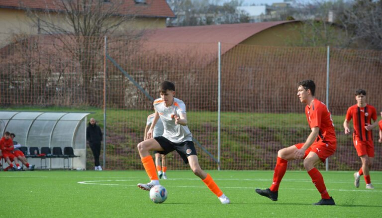 Nagy László Viktor (labdával) számára a nagypályás futball az igazi közeg