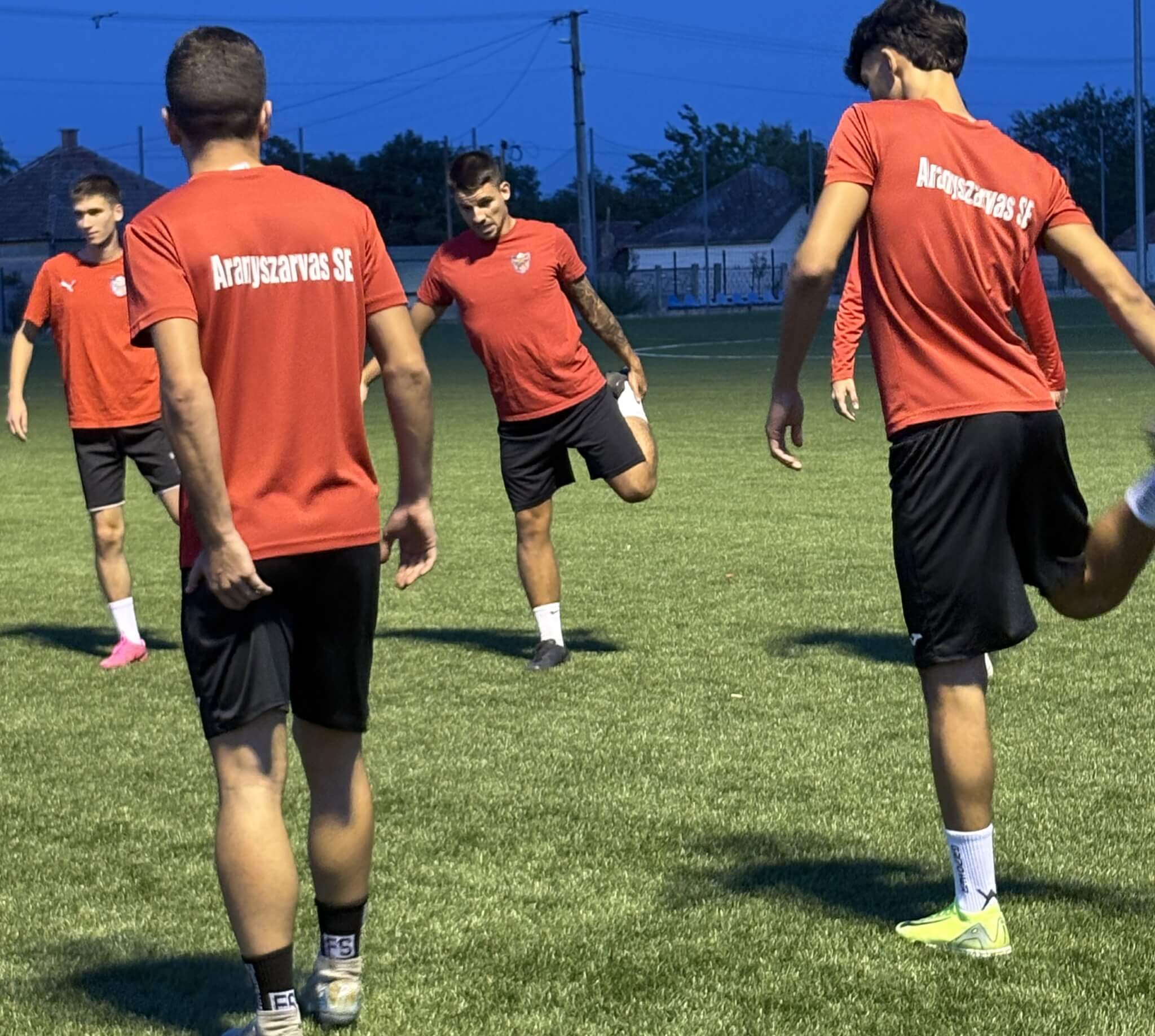 Emperger Lászlóra (középen) elsősorban belső védőként számítanak