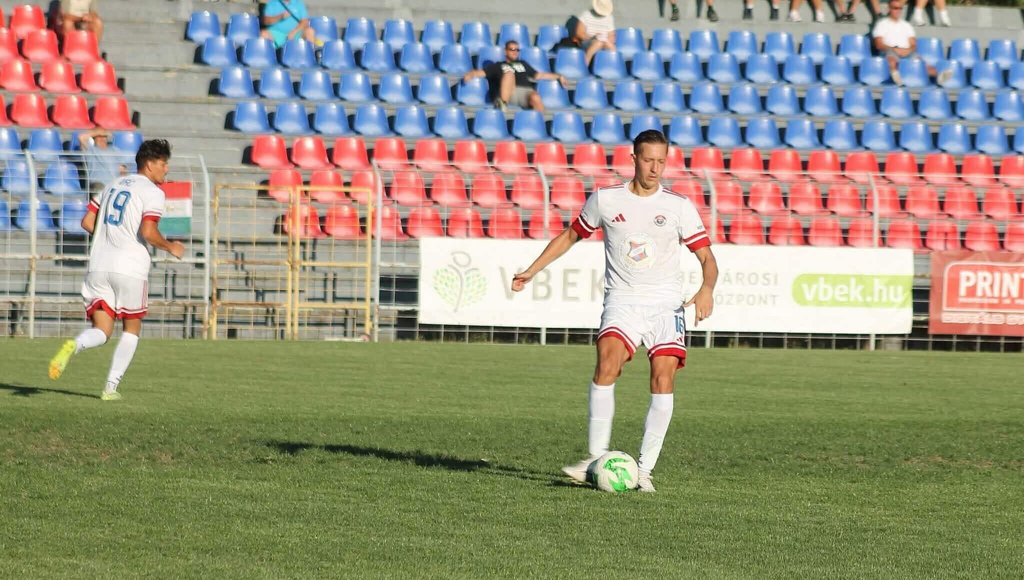 Króner Martin (labdával) csak profi szinten fejezte be, futballozni továbbra is fog