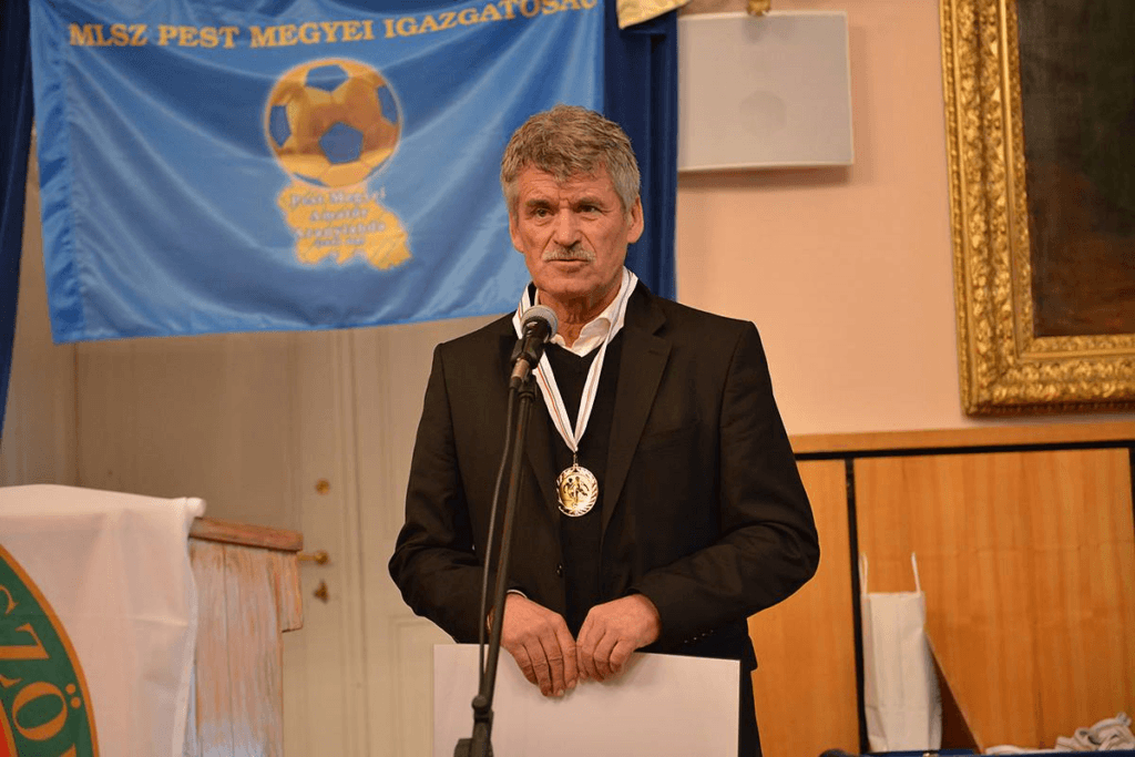 A PMI 2014-es évzáróján készült fotó a mesteredzőről (2014. december 19.)