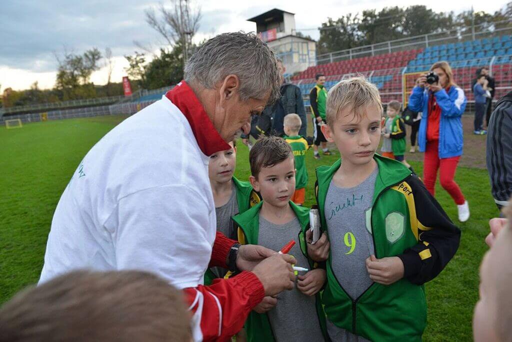 2014. október 17-én a váci stadionban, a Grund Road Show egyik meghívott vendégeként oszt autogramot